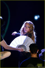 组图：玛丽亚凯莉透视裙秀凹凸身材 撞衫碧昂斯