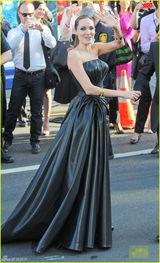 组图：朱莉着炫酷皮裙牵手布拉德-皮特恩爱亮相