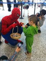 组图：儿童节机场工作人员穿卡通服装 创意足