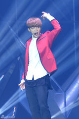 独家：EXO香港演唱会直击 成员嗨唱粉丝尖叫