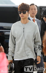 组图：SJ等人气男团亮相机场 拼时尚搭配