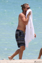 组图：莱昂纳多扎小辫肥壮似熊 海滩张望显寂寞