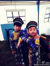 组图：石头天天《爸爸》草原行 小汉子威武雄壮