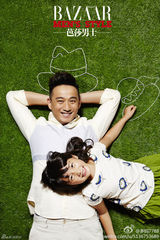 组图：黄磊父女有爱写真 多多为爸爸吹头剃须