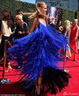 组图：克鲁姆亮相艾美艺术奖红毯 蓝流苏裙抢镜