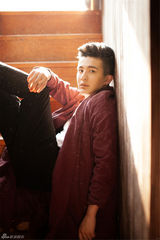 组图：郑斯仁文艺写真曝光 气质温润复古忧郁