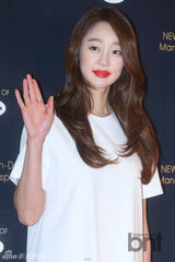 组图：韩星崔振赫崔汝真清爽亮相活动