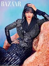 组图：蕾哈娜裹身上阵演绎地道阿拉伯风情