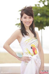 组图：港姐16强佳丽首度泳装亮相见媒体