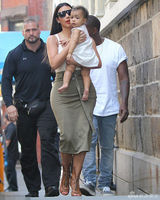 组图：潮妈卡戴珊抱娃出街 萌娃怀中睡得香