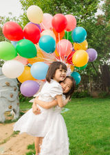 组图：钟丽缇与爱女缤纷写真 亲密玩乐羡煞旁人