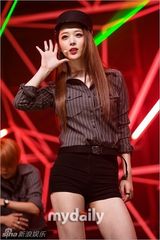 组图：f(x)首秀新歌 海盗造型冷艳性感
