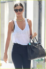 组图：米兰达深V白背心出街 长腿醒目轻抚臀