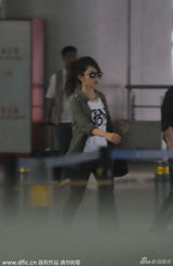 组图：邓紫棋黑超遮面 保镖开路女王架势足