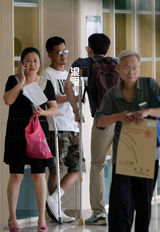 组图：独家！吴京拄拐看病 CT室门口与朋友热聊