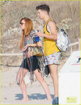 组图：林赛-罗韩透视装露啤酒肚 与友人出海狂欢