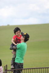 组图：爸爸2张亮黄磊拼厨艺 萌娃草原比摔跤