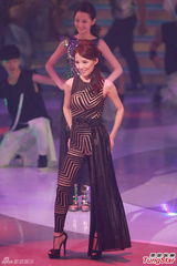 组图：港姐佳丽变身黑裙女战士 秀修长美腿