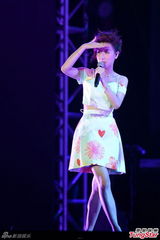 组图：洪卓立泳儿性感开唱 合唱情歌以歌会友