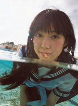 组图：NMB48成员泳池边湿身 玩制服诱惑露底裤