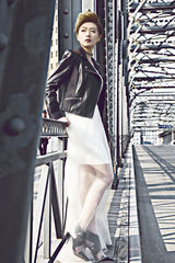 组图：万茜全新朋克大片显帅气时尚气质