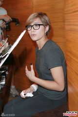 组图：歌手可岚被家暴4年离婚 力争儿子抚养权