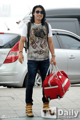 组图：韩星朴珉宇徐康俊休闲装扮现身机场