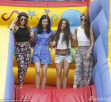 组图：真人秀女星玩充气滑梯 衣服掀起露篮球奶