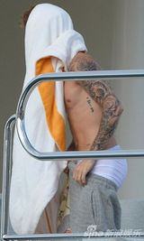 组图：比伯挨揍后无损心情 与神秘女激情一整夜