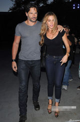 组图：最性感情侣出街秀恩爱 索菲亚晒豪乳吸睛