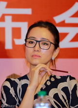 组图：巩俐率上影节评委会亮相 剑指江山气场足