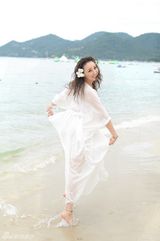 组图：隋兰海滩休闲大片 演绎夏日柔情