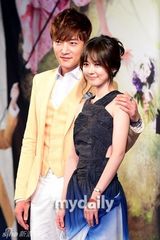 组图：《命运》发布会 张娜拉露美背性感亮相