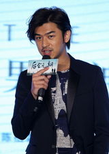 组图：冯绍峰陈柏霖撑场发布会 韩寒致谢宁财神