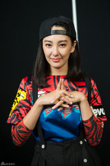 组图：张雨绮潮服现身秀场 俏皮造型玩转混搭风