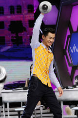 组图：乔振宇上《快本》热舞抱团展逗比一面