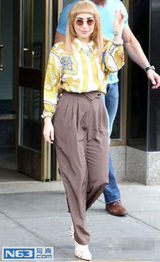 组图：Ladygaga顶冬菇头出街 大妈造型惨遭讥讽