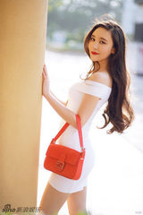 组图：袁菲俏丽街拍 展现成熟风韵