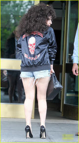 组图：GaGa爆炸头嬉皮风 自信挥手不惧大象腿