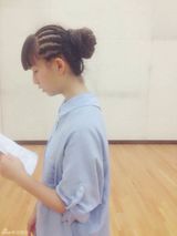 组图：小彩旗清纯演剧版静秋 素颜排练发辫独特