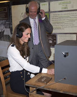 组图：凯特王妃参观破译局 高挑身材显皇室气质