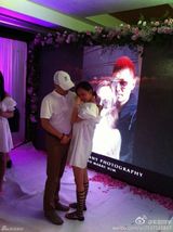 组图：张嘉倪生日被求婚 与男友双双落泪