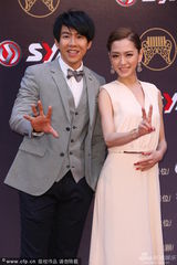 组图：金曲红毯Selina险摔倒 萧敬腾招雨3J比帅