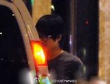 组图：王珞丹深夜酒店探班 与韩寒拥抱告别