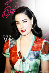 组图：脱衣舞娘蒂塔-万提斯雪肤迷人 印花裙裹胸红唇诱惑