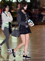 组图：韩女团Girls Day现身机场 上身过秋天下身过夏天