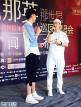 组图：歌手山野助阵《最美母亲》评选