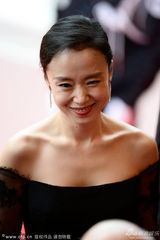 组图：戛纳开幕红毯 韩国女星全度妍露肩裙现身