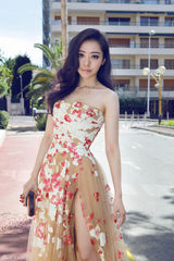 组图：张靓颖亮相戛纳红毯 碎花礼服性感秀腿