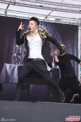 组图：潘玮柏《小丑》自创MV挑战不同类型角色